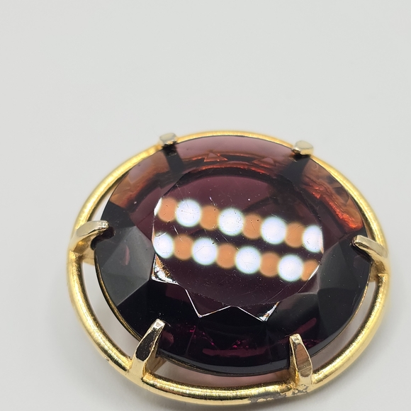 Vintage Purple Amethyst Colored Glass MCM 1.5" Faceted Circle Brooch, Unsigned - Picture 11 of 13